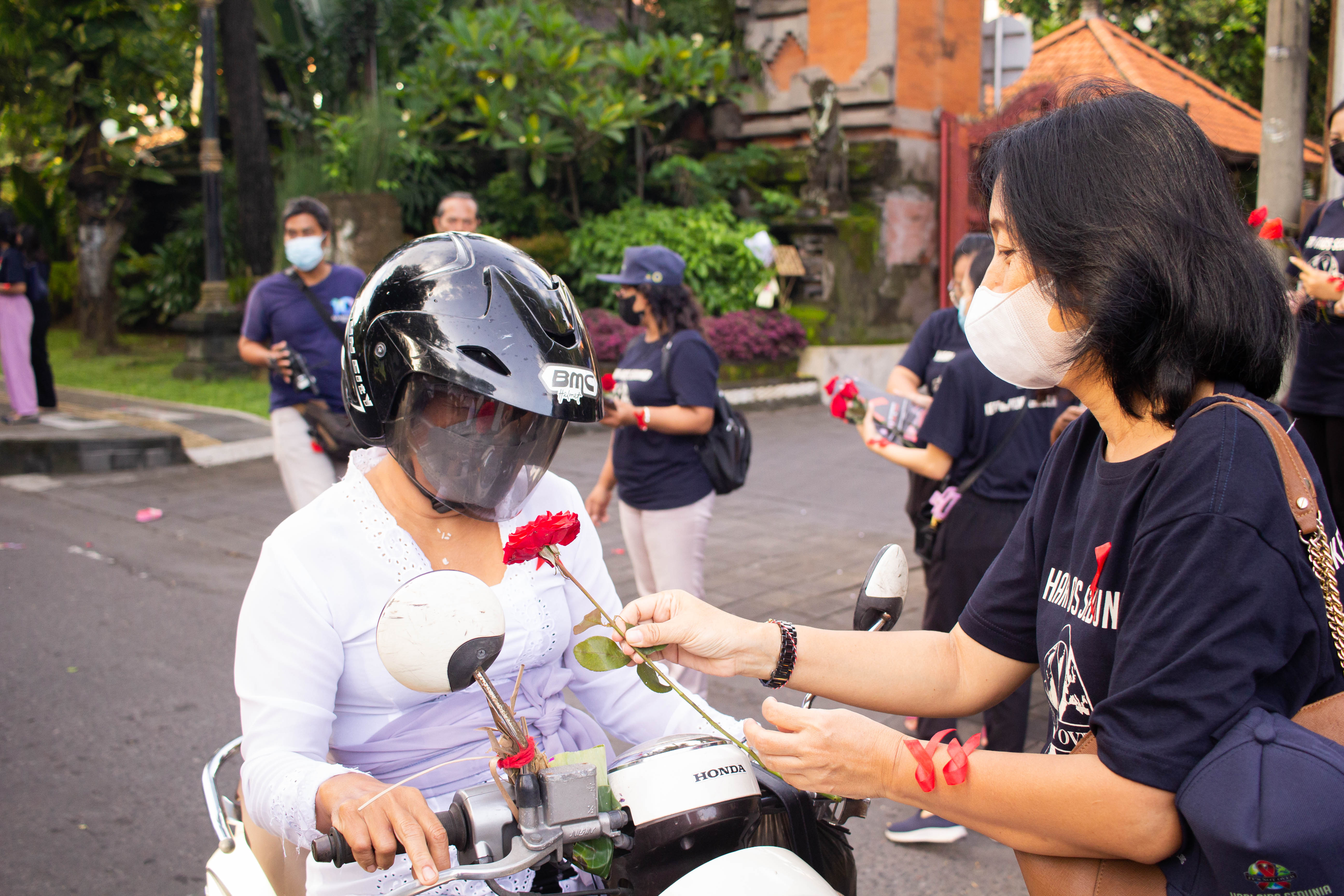 Pembagian bunga mawar dalam peringatan Hari AIDS Sedunia Kota Denpasar Tahun 2022